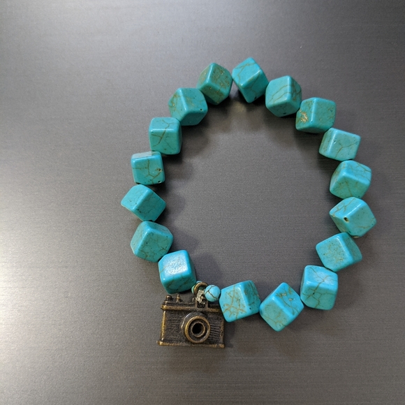 Blue Beaded Bracelet with Vintage Camera Charm - Picture 3 of 8